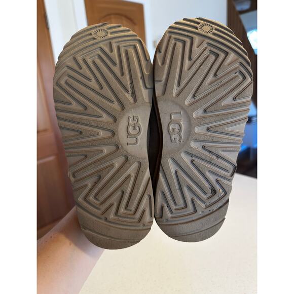 UGG Big Kids Size 2 Tasman Slipper in Chestnut Great Condition - Picture 9 of 12